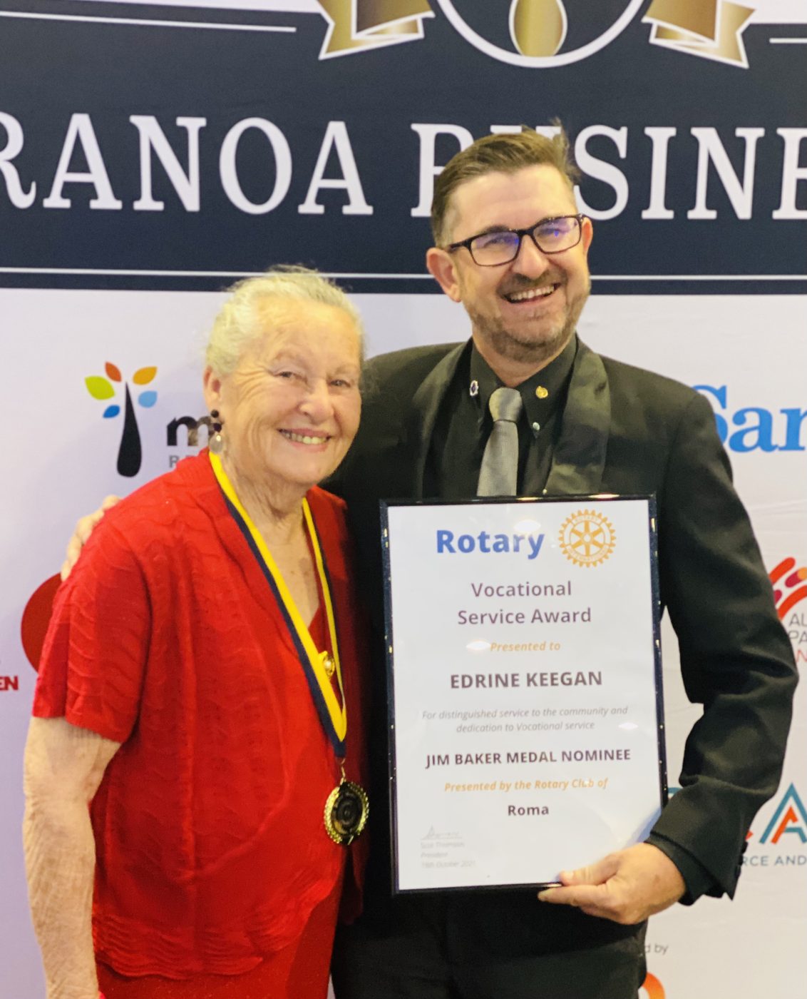 Edrine Keegan receiving the 2021 Jim Baker Medal from President Scot Thomson
